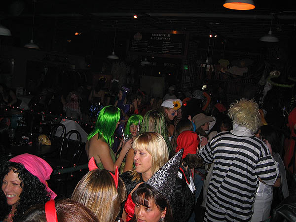 Halloween 2005: Crowd 02