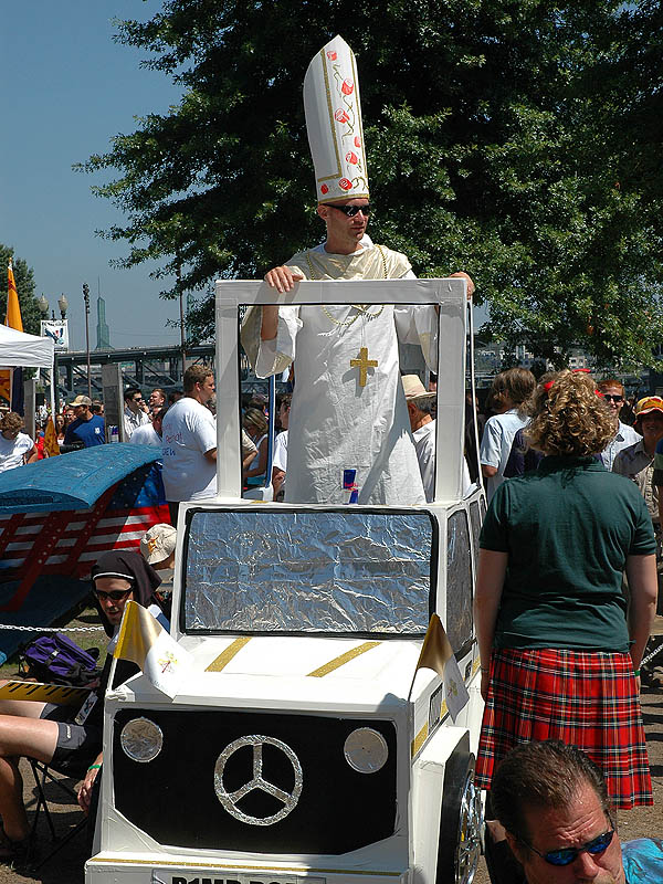Red Bull Flugtag 2004: Pope Mobile Pope