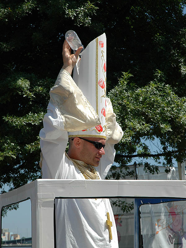 Red Bull Flugtag 2004: Pope Mobile Pope Cooling Off