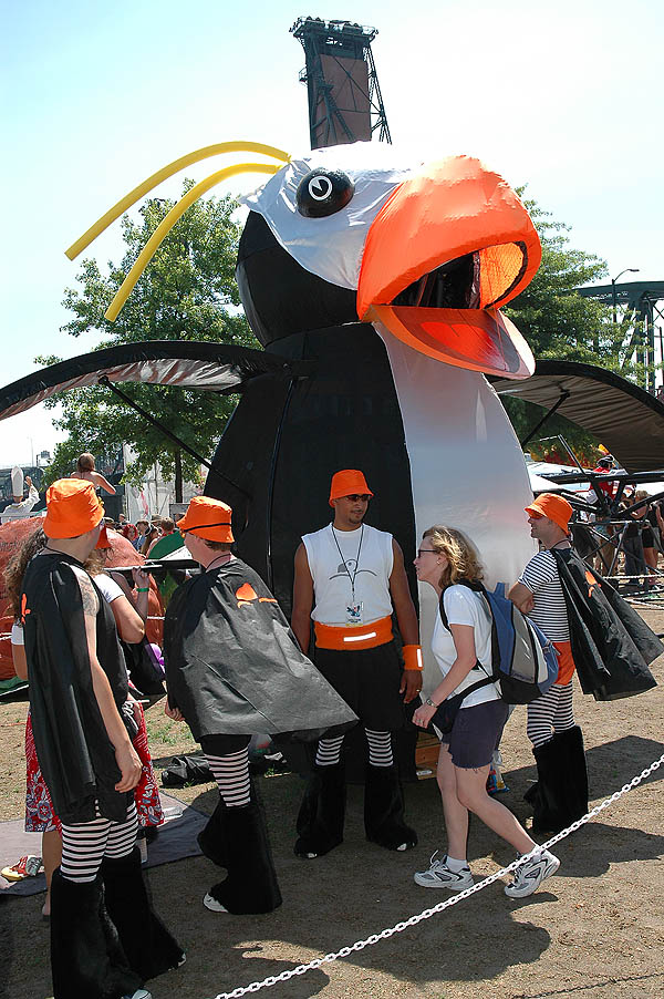 Red Bull Flugtag 2004: Huffin Puffin