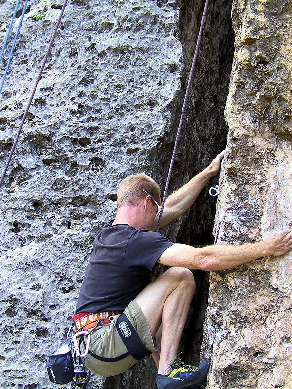 Shelf Road 2002: Gene Climbing 03