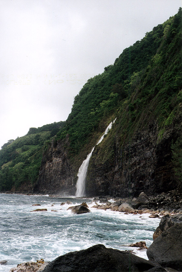 Hawaii: Waipio Valley Coastal Waterfall Again