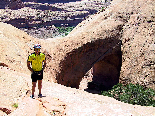 Moab April 2002: Poison Spider: Ramon near the Arch