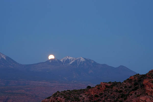 Moab 2006: Moab Rim: Moon Peeking 2
