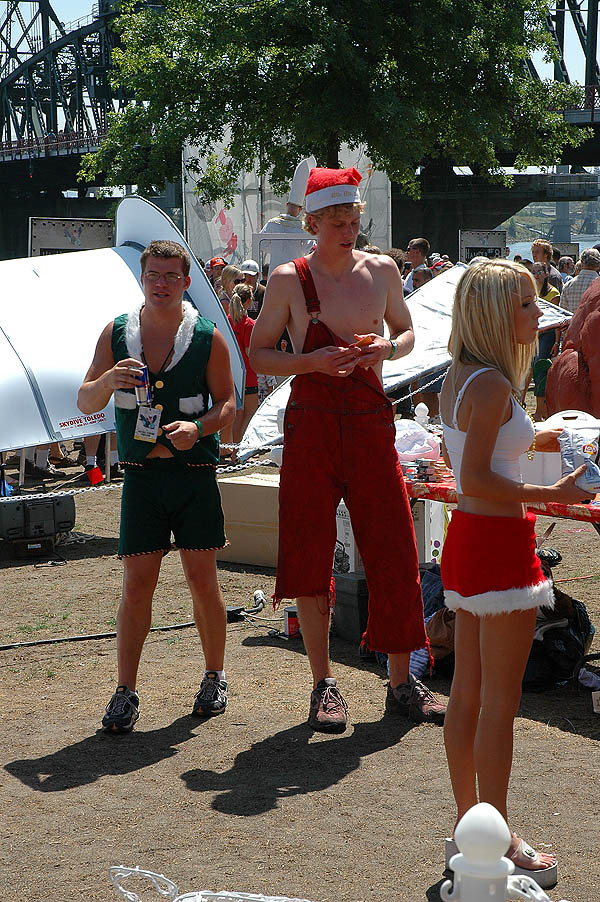 Red Bull Flugtag 2004: Oregon Santa Sleigh Santa